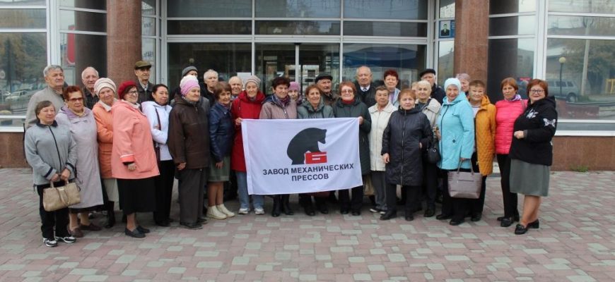«Спасибо, что не забываете!» Ветераны Барнаульского завода мехпрессов побывали на родном предприятии