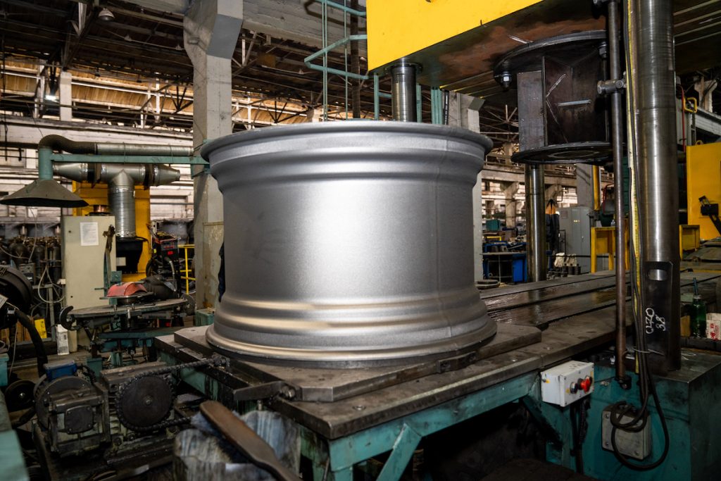 Промышленники Алтайского края посетили Завод тяжелых колесных дисков
