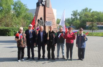 «Из одного металла льют медаль за бой, медаль за труд». Алтайские промышленники возложили цветы к стеле Заводам Победы
