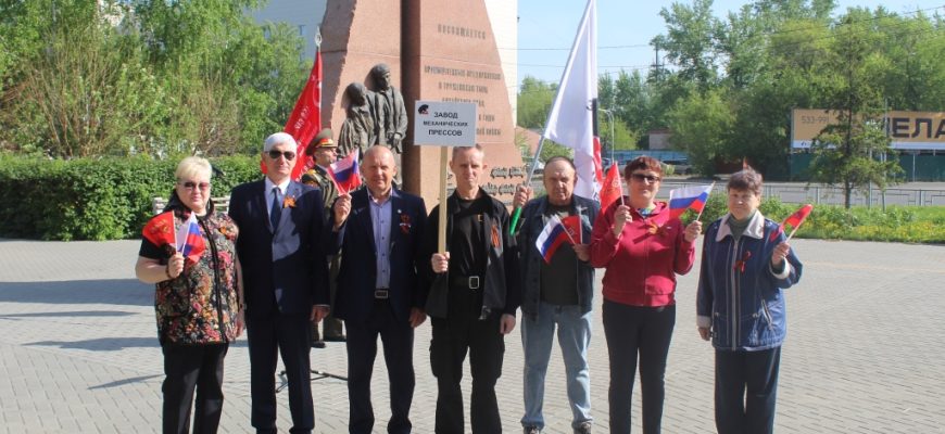 «Из одного металла льют медаль за бой, медаль за труд». Алтайские промышленники возложили цветы к стеле Заводам Победы