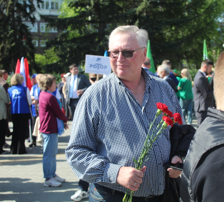 «Из одного металла льют медаль за бой, медаль за труд». Алтайские промышленники возложили цветы к стеле Заводам Победы