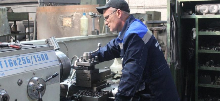 На Барнаульском заводе мехпрессов выбрали лучшего токаря