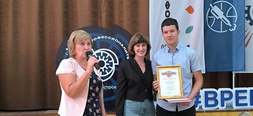 Не только диплом: молодому токарю вручили премию и пообещали ждать из армии